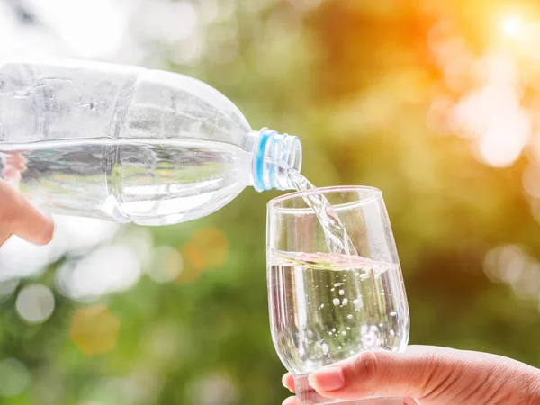 Hand Hält Die Plastikflasche Mit Wasser Und Gießt Wasser Das — Stockfoto