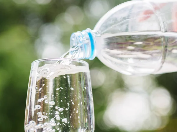 Hand Hält Die Plastikflasche Mit Wasser Und Gießt Wasser Das — Stockfoto