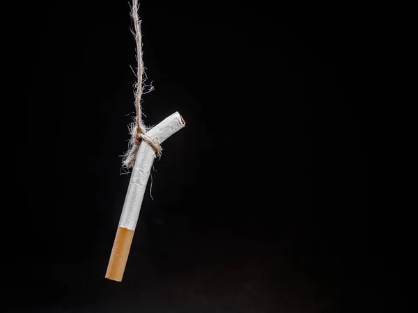 在黑色背景上挂 Cigarete 自杀吧戒烟概念 世界无烟日 — 图库照片