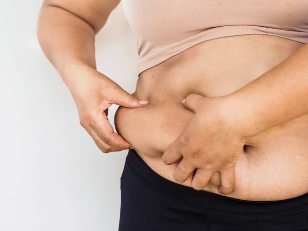 彼女自身の持つ女性の手のおなかの脂肪 腹と健胃筋の概念上で形状を削減する女性ダイエット ライフ スタイル — ストック写真