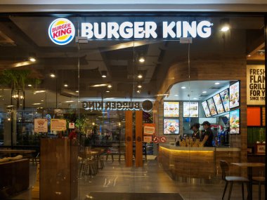 Muang, Nakhonratchasima /Thailand - 10 Mayıs 2018: Burger king mağaza ve Burger king herºeyi Korat departmentstore logo.