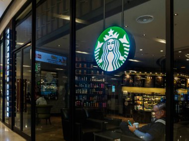 Muang, Nakhonratchasima /Thailand - 10 Mayıs 2018: Starbucks mağaza ve Starbucks logosu herºeyi Korat departmentstore içinde.