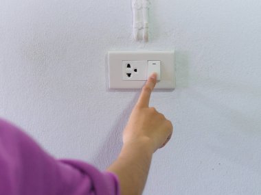 El ile doku arka plan gri ışık anahtarı üzerinde açma veya kapatma kapatın. Dönüm ışık kavramı.