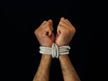 Adam elinde bir ip ile bağlıydı. Şiddet, dehşet içinde insan hakları günü kavramı.