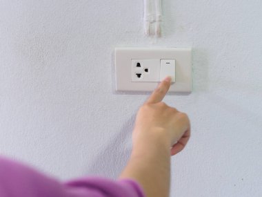 El ile doku arka plan gri ışık anahtarı üzerinde açma veya kapatma kapatın. Dönüm ışık kavramı.