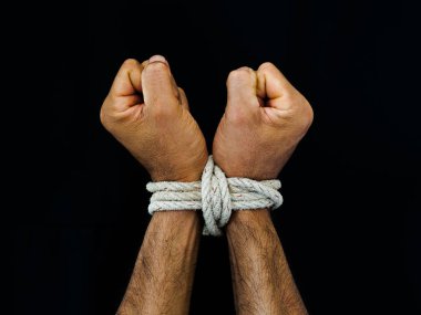 Adam elinde bir ip ile bağlıydı. Şiddet, dehşet içinde insan hakları günü kavramı.