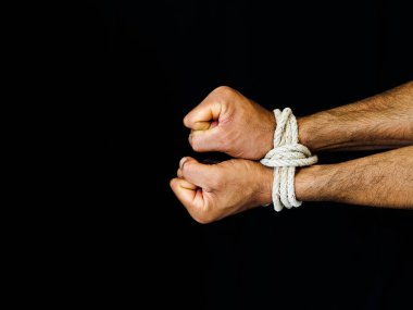 Adam elinde bir ip ile bağlıydı. Şiddet, dehşet içinde insan hakları günü kavramı.