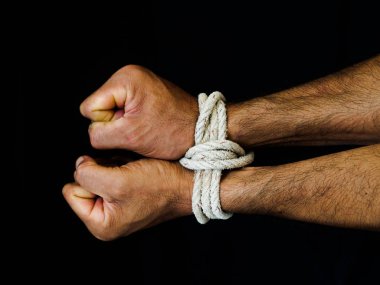 Adam elinde bir ip ile bağlıydı. Şiddet, dehşet içinde insan hakları günü kavramı.