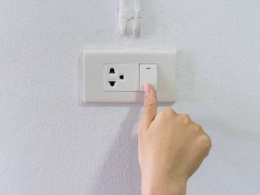 El ile doku arka plan gri ışık anahtarı üzerinde açma veya kapatma kapatın. Dönüm ışık kavramı.