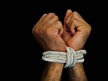 Adam elinde bir ip ile bağlıydı. Şiddet, dehşet içinde insan hakları günü kavramı.