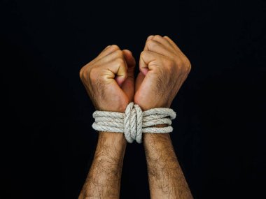 Adam elinde bir ip ile bağlıydı. Şiddet, dehşet içinde insan hakları günü kavramı.