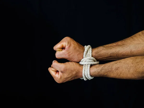 Άνθρωπος Χέρια Ήταν Δεμένα Σχοινί Βία Τρομοκρατημένος Έννοια Ημέρα Ανθρωπίνων — Φωτογραφία Αρχείου