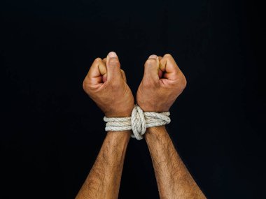 Adam elinde bir ip ile bağlıydı. Şiddet, dehşet içinde insan hakları günü kavramı.