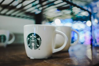 Muang, Nakhonratchasima /Thailand - 02 Ocak 2017: Starbucks kahve Starbucks mağaza durak üzerinde su bardağı.