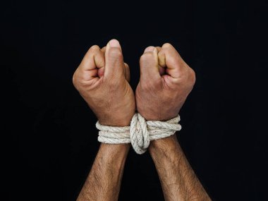 Adam elinde bir ip ile bağlıydı. Şiddet, dehşet içinde insan hakları günü kavramı.