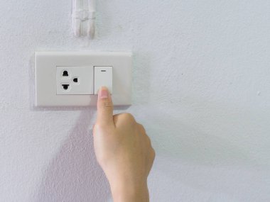 El ile doku arka plan gri ışık anahtarı üzerinde açma veya kapatma kapatın. Dönüm ışık kavramı.