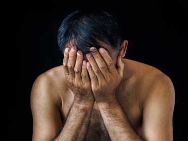 Umutsuz adam kapağı siyah arka plan üzerine onun yüzünde eller. Taciz, şiddet kavramı dur