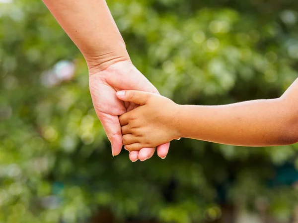 Mano Mamma Che Tiene Mano Una Bambina Sfondo Bokeh Amore — Foto Stock