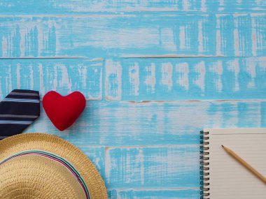 Mutlu babalar günü yazıt redheart, şapka, kravat, Not defteri ve kalem mavi ahşap zemin üzerinde. Babalar günü kavramı.