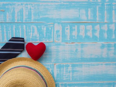 Mutlu babalar günü yazıt redheart, şapka ve kravat mavi ahşap zemin üzerinde. Babalar günü kavramı.