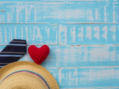 Mutlu babalar günü yazıt redheart, şapka ve kravat mavi ahşap zemin üzerinde. Babalar günü kavramı.