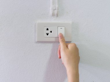 El ile doku arka plan gri ışık anahtarı üzerinde açma veya kapatma kapatın. Dönüm ışık kavramı.