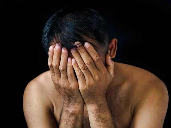 Umutsuz adam kapağı siyah arka plan üzerine onun yüzünde eller. Taciz, şiddet kavramı dur