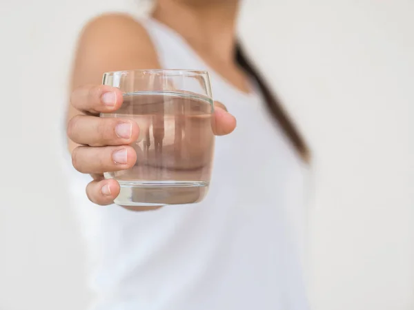 Ein Glas Sauberes Mineralwasser Frauenhänden Konzept Des Umweltschutzes Gesundes Getränk — Stockfoto