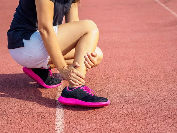 Sporcu kadın ayak bileği yaralanması, eğitim çalışan sırasında burkulan ayak vardır. spor kavramı.