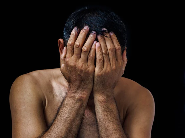 Hombre Desesperado Cubre Sus Manos Cara Sobre Fondo Negro Dejen —  Fotos de Stock