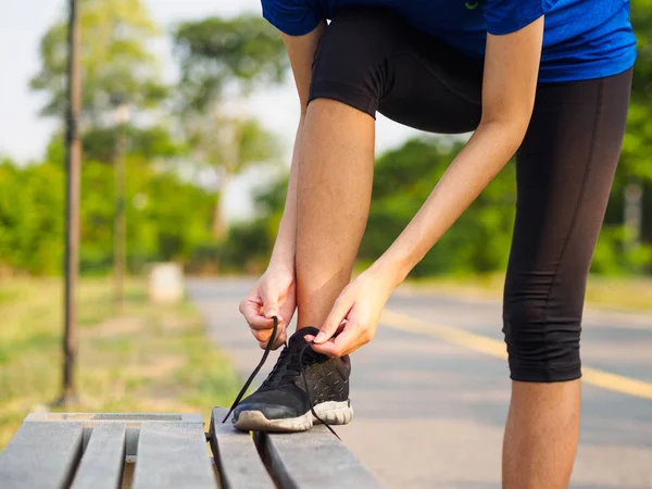 Manos Mujer Atando Cordones Zapatillas Antes Practicar Corredor Preparándose Para — Foto de Stock