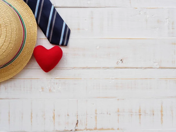 Mutlu babalar günü yazıt renkli kravat, şapka ve beyaz ahşap background.father'ın gün kavramı kırmızı kalp.