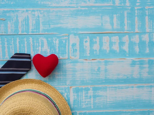 Mutlu babalar günü yazıt redheart, şapka ve kravat mavi ahşap zemin üzerinde. Babalar günü kavramı.