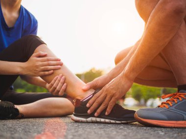 Ayak bileği burkuldu. Genç kadın egzersiz ve çalışan ve o bileğini dokunmadan adamdan yardım alma sırasında bir bilek yaralanma acı. Sağlık ve spor kavramı.