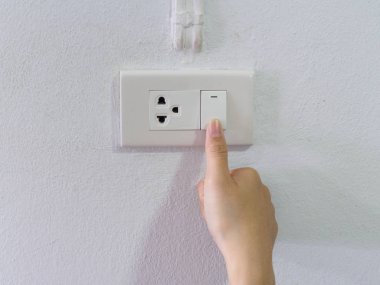 El ile doku arka plan gri ışık anahtarı üzerinde açma veya kapatma kapatın. Dönüm ışık kavramı.