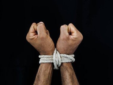Adam elinde bir ip ile bağlıydı. Şiddet, dehşet içinde insan hakları günü kavramı.