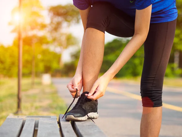 Manos Mujer Atando Cordones Zapatillas Antes Practicar Corredor Preparándose Para — Foto de Stock