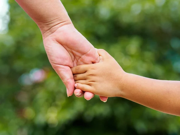 Mano Mamma Che Tiene Mano Una Bambina Sfondo Bokeh Amore — Foto Stock