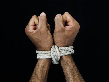 Adam elinde bir ip ile bağlıydı. Şiddet, dehşet içinde insan hakları günü kavramı.