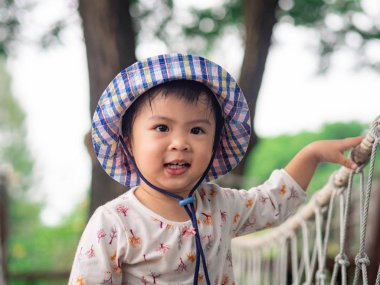 Bokeh arka yüzünde vintage filtre ile gülümseyen mutlu küçük kız. Mutlu kavramı.