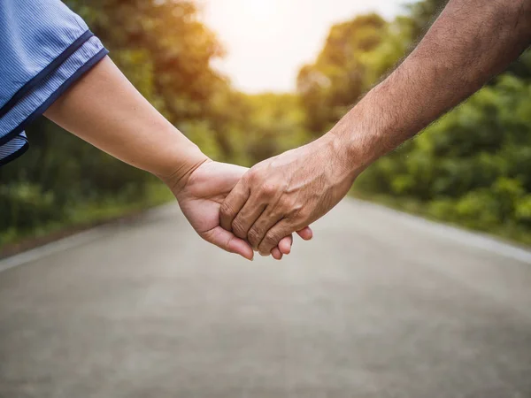 Coppia Che Tiene Mano Sulla Strada Foresta Sfondo Sfocato Love — Foto Stock