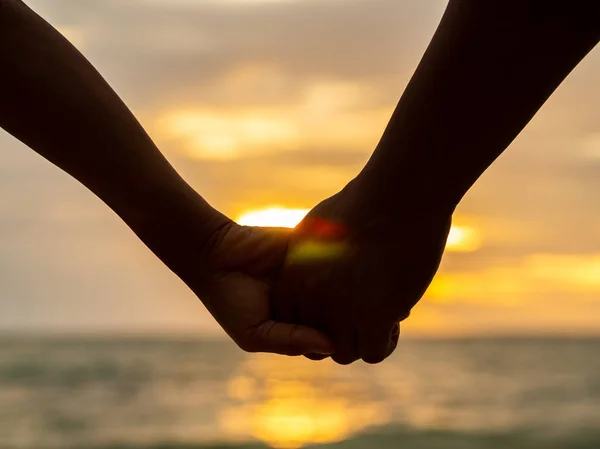 Pareja Cogida Mano Hermoso Fondo Del Atardecer Playa Amor Concepto — Foto de Stock