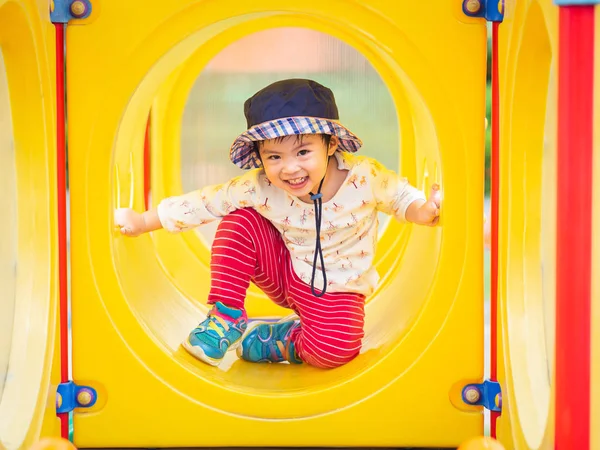 Feliz Niñita Jugando Patio Niños Feliz Concepto Familia —  Fotos de Stock