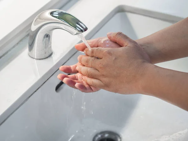 Vértes Ember Kézmosás Csapot Víz Fürdőszobában — Stock Fotó