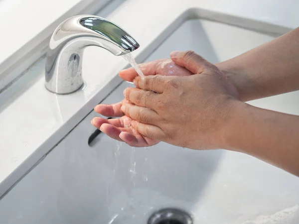 Closeup Man Wassen Van Handen Onder Kraan Met Water Badkamer — Stockfoto