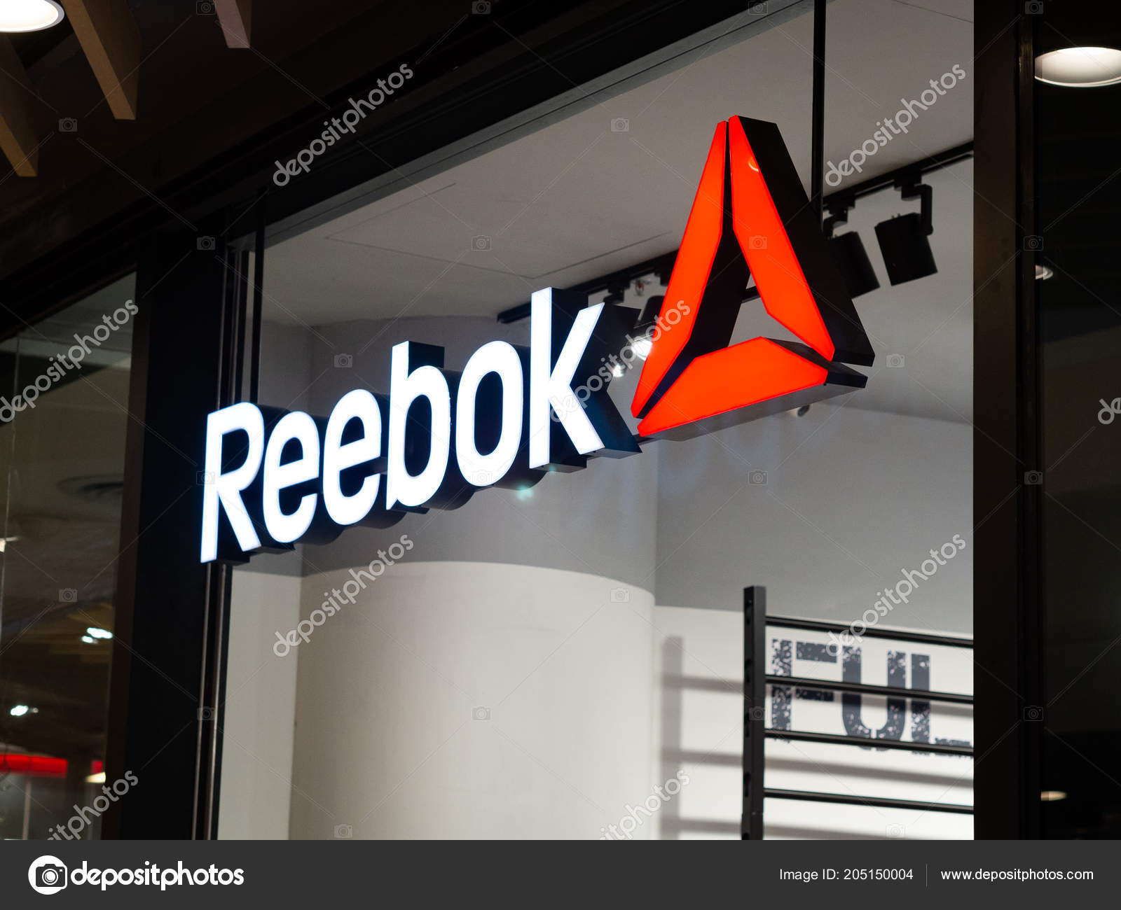 Pattaya Chonburi Tailândia Julho 2018 Logotipo Reebok Loja Reebok Loja —  Fotografia de Stock Editorial © suriyawut #205150004