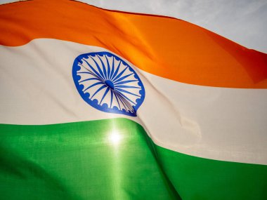 Günbatımı gökyüzü dalgalı Hint bayrak. Hint bağımsızlık günü.