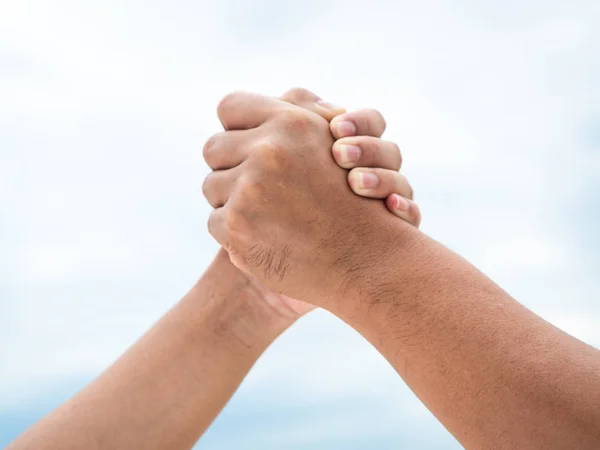 Cierra Dos Manos Sobre Fondo Bokeh Mar Amistad Concepto Ayuda — Foto de Stock