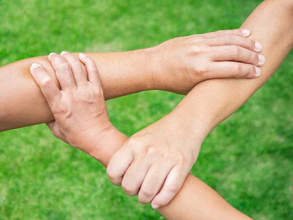 Tre Personer Förena Händerna Gräs Bakgrund Vänskap Dag Samarbete Mellan — Stockfoto