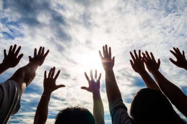 Dostluk, ekip çalışması kavramı çok el ile yükseltmek için gökyüzü.